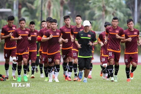 Đội tuyển bóng đá U23 Việt Nam có buổi tập dưới sự chỉ đạo của HLV trưởng Toshyia Miura để chuẩn bị cho trận đấu thứ hai của bảng B. (Ảnh: TTXVN)