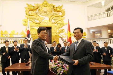 Bộ trưởng Bộ Công Thương Vũ Huy Hoàng và Bộ trưởng Bộ Thương mại, Công nghiệp và Năng lượng Hàn Quốc Yoon Sang-jick ký kết chính thức Hiệp định thương mại tự do Việt Nam-Hàn Quốc (VKFTA). (Nguồn: Bộ Công Thương)