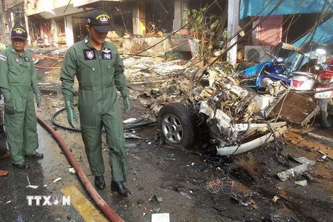Lực lượng cứu hộ Thái Lan làm việc tại hiện trường vụ nổ bom tại Yala ngày 25/7/2014. (Ảnh: AFP/TTXVN)