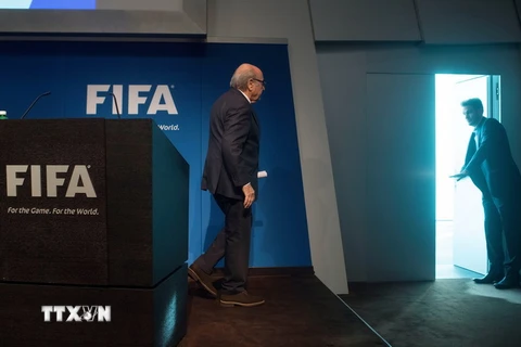 Chủ tịch FIFA Sepp Blatter (trái) trong cuộc họp báo tại trụ sở Liên đoàn bóng đá ở Zurich ngày 2/6. (Ảnh: AFP/ TTXVN)