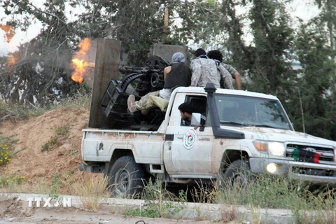 Các tay súng lực lượng Bình Minh Libya trong cuộc xung đột tại khu vực Wershefana ở thủ đô Tripoli, Libya ngày 22/4. (Ảnh: THX/TTXVN)