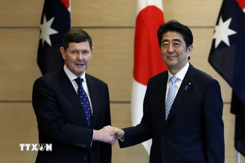 Thủ tướng Nhật Bản Shinzo Abe (phải) đã có cuộc gặp với Bộ trưởng Quốc phòng Australia Kevin Andrews (trái) đang trong chuyến thăm Nhật Bản. (Ảnh: AFP/TTXVN)