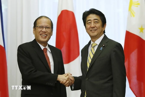 Thủ tướng Nhật Bản Shinzo Abe (phải) và Tổng thống Philippines Benigno Aquino trong chuyến thăm Nhật Bản năm 2014. (Ảnh: AFP/TTXVN)