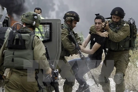 Binh sỹ Israel xung đột với người biểu tình Palestine. (Nguồn: AFP/TTXVN)