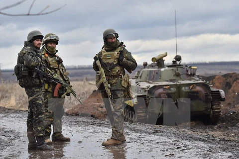Binh sỹ quân đội Ukraine tại khu vực chiến sự ở ngoại ô thành phố Debaltseve, vùng Donetsk. (Nguồn: AFP/TTXVN)