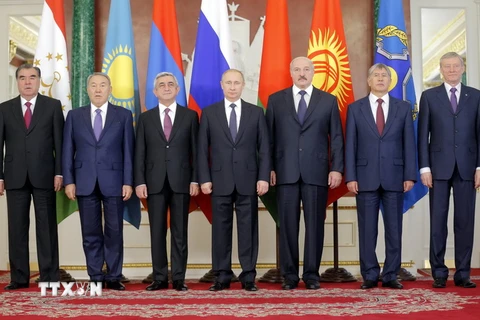 Tổng thống Nga Vladimir Putin (giữa) và Tổng thống các nước thành viên CSTO gồm Armenia, Belarus, Kazakhstan, Kyrgyzstan và Tajikistan tại một phiên họp của tổ chức này. (Ảnh: AFP/TTXVN)