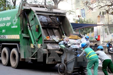 Thu gom, vận chuyển rác thải tại thành phố Hà Nội. (Ảnh: Đình Huệ/TTXVN)