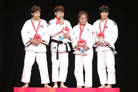 Thanh Thủy (thứ hai từ trái) lần đầu tham dự SEA Games đã giành huy chương vàng. (Nguồn: Thể thao & Văn hóa)