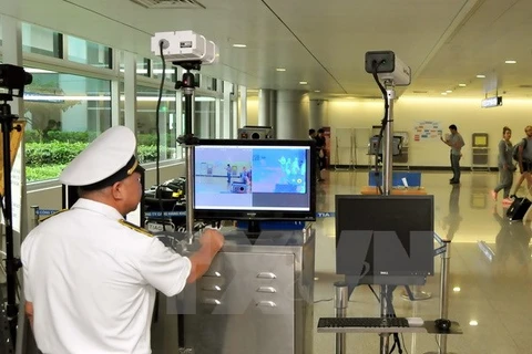 Kiểm tra hoạt động phòng chống dịch bệnh MERS-CoV tại sân bay quốc tế Tân Sơn Nhất. (Ảnh: An Hiếu/TTXVN)