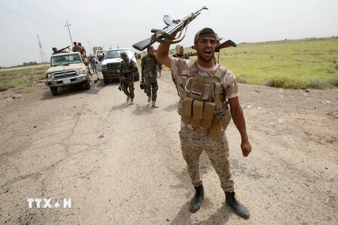 Lực lượng ủng hộ Chính phủ Iraq giành lại quyền kiểm soát làng Sayed Ghareeb, gần Dujail, cách thủ đô Baghdad 70km về phía bắc từ phiến quân IS ngày 2/6. (Ảnh: AFP/TTXVN)