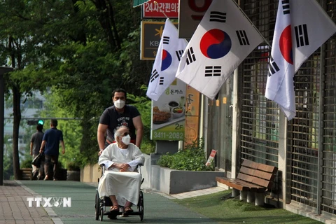 Người dân tại Seoul đeo khẩu trang phòng MERS. (Ảnh: THX/TTXVN)