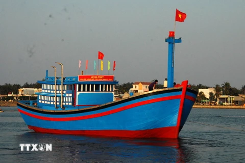 Tàu vỏ gỗ đầu tiên đóng theo Nghị định 67/2014/NĐ-CP của Chính phủ ở tỉnh Quảng Ngãi. (Ảnh: Phước Ngọc/TTXVN)