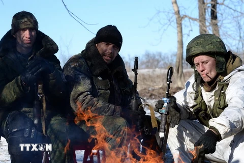 Quân ly khai sưởi ấm trong phút nghỉ ngơi sau một trận đánh tại mặt trận Debaltseve ngày 17/2. (Ảnh: AFP/TTXVN)