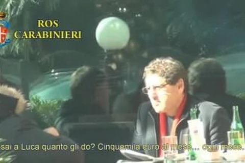 Buzzi (phải) trong một đoạn băng bị cảnh sát ghi lại khi đang "trao đổi" về các tham nhũng do hắn dàn dựng. (Nguồn: La Repubblica)