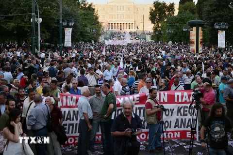 Biểu tình trước Bộ Tài chính Hy Lạp ở thủ đô Athens ngày 11/6, phản đối thỏa thuận cho vay của IMF và EU. (Nguồn: AFP/TTXVN)