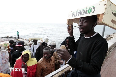 gười di cư tại bờ biển Ventimiglia, Italy ngày 14/6 sau khi bị từ chối nhập cảnh vào Pháp. (Ảnh: AFP/TTXVN)