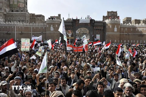 Hàng nghìn người đã tập trung biểu tình tại thành phố cổ Sanaa, phản đối các cuộc không kích của liên quân do Arập Xêút dẫn đầu tại Yemen. (Ảnh: AFP/TTXVN)
