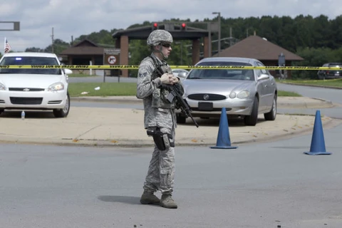 Binh lính canh gác bên ngoài căn cứ Không quân Little Rock. (Ảnh: AP)