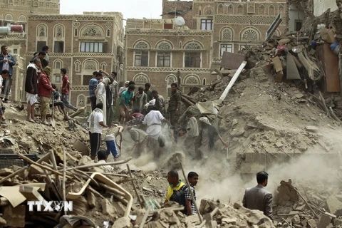 Người dân Yemen tìm kiếm người sống sót sau vụ oanh tạc ở thành cổ Sanaa ngày 12/6. (Ảnh: AFP/ TTXVN)