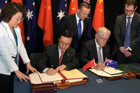 Bộ trưởng Thương mại Australia Andrew Robb và người đồng cấp Trung Quốc Cao Hổ Thành ký kết Hiệp định Thương mại Tự do (FTA). (Ảnh: EPA)