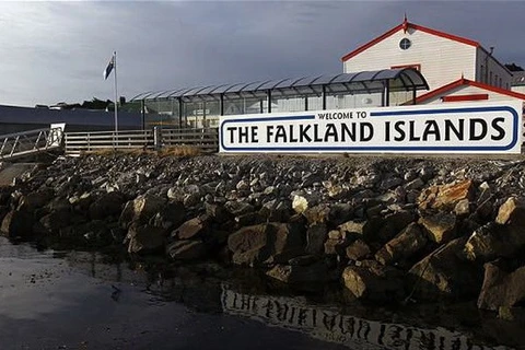 Tấm biển chào mừng tới đảo Falklands tại cầu cảng của đảo. (Nguồn: Reuters)