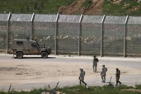 Binh sỹ Israel tuần tra gần hàng rào biên giới Israel-Syria tại Cao nguyên Golan ngày 27/4. (Nguồn: AFP/TTXVN)