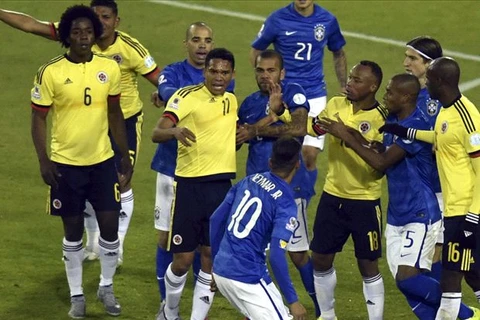 Neymar lĩnh thẻ đỏ ở phút cuối trận gặp Colombia. (Ảnh: Getty Images)