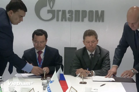 Tổng giám đốc Nguyễn Quốc Khánh ký thỏa thuận với Chủ tịch Hội đồng quản trị Gazprom, ông Alexey Miller. (Ảnh: Duy Trinh/TTXVN)