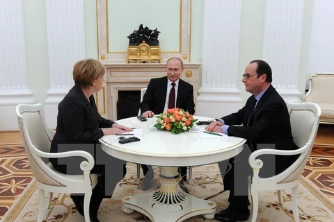 Tổng thống Nga Vladimir Putin (giữa), Thủ tướng Đức Angela Merkel (trái) và Tổng thống Pháp Francois Hollande tại cuộc hội đàm ở Moskva ngày 6/2. (Ảnh: AFP/ TTXVN)