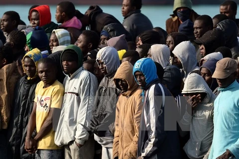 Hàng nghìn người di cư chạy trốn chiến tranh và nghèo đói tại châu Phi và Trung Đông đã bỏ mạng khi cố vượt Địa Trung Hải. (Ảnh: AFP/TTXVN)