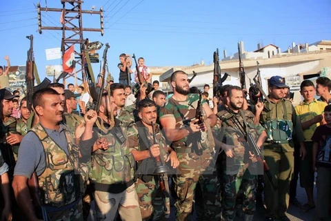 Binh sỹ quân đội Syria sau khi giành lại quyền kiểm soát ngôi làng Tayyibat, tỉnh Hama. (Nguồn: AFP/TTXVN)