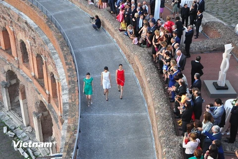 Quang cảnh buổi diễn thời trang của các thương hiệu Thuy Design House và Chula tại di tích cổ Mercato di Traiano của thủ đô Rome. (Ảnh: Anh Ngọc/Vietnam+)