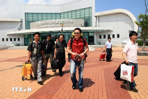 Khách du lịch Hàn Quốc tại khu nghỉ dưỡng núi Kumgang ngày 23/8/2011. (Ảnh: AFP/TTXVN)