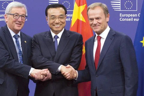 Chủ tịch Ủy ban châu Âu (EC) Jean-Claude Juncker (trái), Thủ tướng Trung Quốc Lý Khắc Cường (giữa) tại Hội nghị Thượng đỉnh EU-Trung Quốc ngày 29/6. (Ảnh: EU Audiovisual)