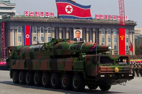 Một tên lửa hạt nhân của Triều Tiên được diễu hành ở Bình Nhưỡng. (Nguồn:AP)
