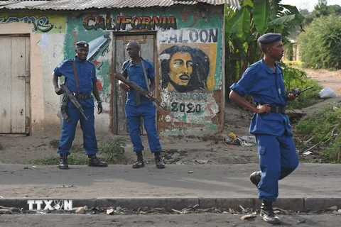 Lực lượng an ninh Burundi tuần tra duy trì an ninh tại khu vực người biểu tình phản đối Tổng thống ở thủ đô Bujumbura ngày 2/6. (Ảnh: AFP/ TTXVN)