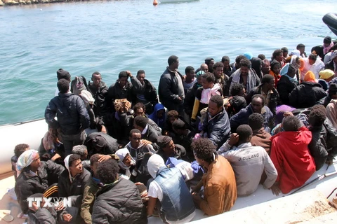 Trong nửa đầu năm 2015, có khoảng 137.000 người di cư đã cố vượt biển Địa Trung Hải để vào châu Âu. (Ảnh: THX/TTXVN) 