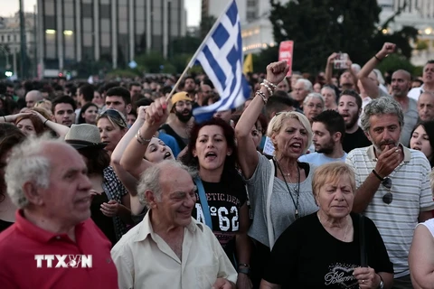 Người dân Hy Lạp tuần hành phản đối chính sách khắc khổ trước tòa nhà Quốc hội ở Athens ngày 29/6. (Ảnh: AFP/TTXVN)
