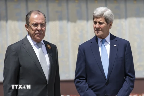 Ngoại trưởng Nga Sergey Lavrov (trái) và Ngoại trưởng John Kerry (phải). (Ảnh: AFP/TTXVN)