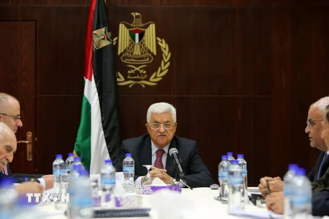 Tổng thống Palestine Mahmud Abbas (giữa) chủ trì cuộc họp với Ủy ban hành pháp Tổ chức Giải phóng Palestine (PLO). (Nguồn: AFP/TTXVN)