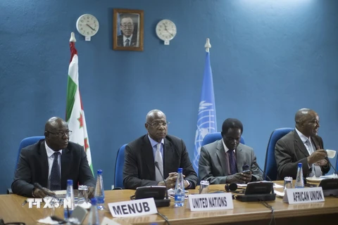 Điều phối viên Liên hợp quốc về tình hình Burundi Abdoulaye Bathily (thứ hai, trái) và đại diện phái bộ MENUB Ibrahima Fall (thứ hai, phải). (Ảnh: AFP/TTXVN)