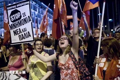 Người dân tại thủ đô Athens mừng chiến thắng sau kết quả sơ bộ cuộc trưng cầu dân ý. (Ảnh: AFP/TTXVN)