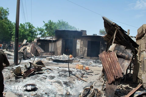 Nhà cửa bị thiêu rụi sau vụ tấn công của phiến quân Boko Haram tại làng Zabarmari, đông bắc Nigeria ngày 4/7. (Ảnh: AFP/TTXVN)