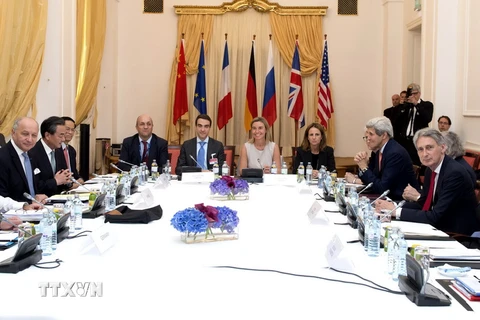 Các Ngoại trưởng Nhóm P5+1 và Đại diện cấp cao EU Federica Mogherini (giữa) tại bàn đàm phán. (Ảnh: AFP/TTXVN)
