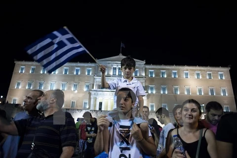  Người dân tại thủ đô Athens mừng chiến thắng sau kết quả sơ bộ cuộc trưng cầu dân ý được công bố. (Nguồn: AFP/TTXVN)