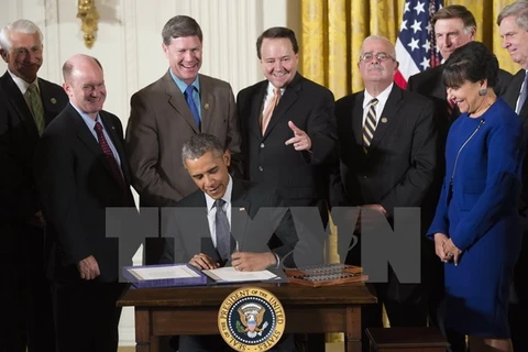 Tổng thống Barack Obama ký ban hành Đạo luật về quyền đàm phán nhanh. (Nguồn: AFP/TTXVN)