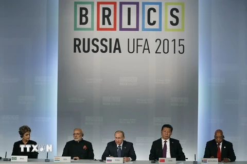  Tổng thống nước chủ nhà Vladimir Putin (giữa) và các nhà lãnh đạo BRICS tại hội nghị. (Ảnh: AFP/TTXVN)
