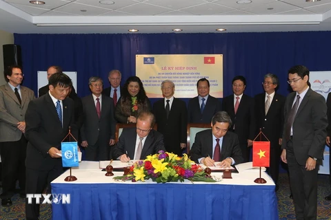 Tổng Bí thư Nguyễn Phú Trọng chứng kiến Lễ ký‎ các văn bản hợp tác giữa Ngân hàng Nhà nước Việt Nam và Ngân hàng Thế giới (WB). (Ảnh: Trí Dũng/TTXVN)