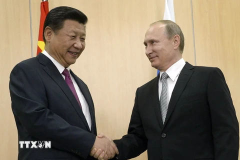 Tổng thống Nga Vladimir Putin (phải) có cuộc gặp với Chủ tịch Trung Quốc Tập Cận Bình trước thềm hội nghị thượng đỉnh Nhóm các nền kinh tế mới nổi BRICS. (Ảnh: AFP/TTXVN)