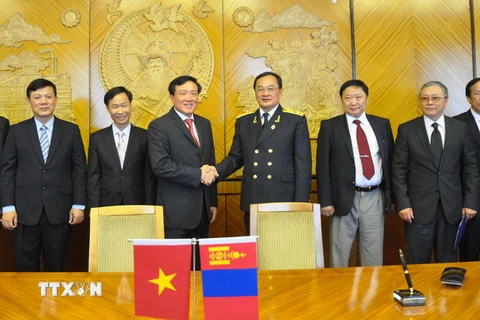 Viện trưởng Viện Kiểm sát nhân dân tối cao Nguyễn Hòa Bình và Viện trưởng Viện Kiểm sát tối cao Mông Cổ M.Enkh-Amgalan tại lễ ký kết hợp tác. (Ảnh: Tường Thu/TTXVN)
